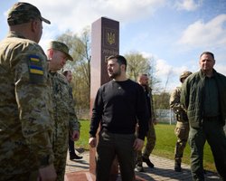 Поблагодарил за оборону Бахмута: Зеленский вручил орден пограничникам на Волыни