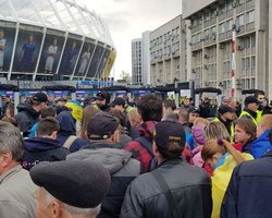 На НСК "Олимпийский" начали пускать зрителей, пришедших на дебаты