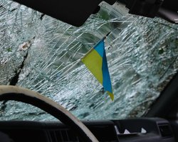 Осколок пробил крышу машины: во время обстрела Чернигова погибла полицейская (фото)