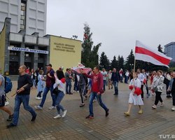 В Минске люди собираются на митинг, а в центре города собирается ОМОН