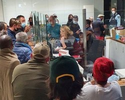 Новый штамм коронавируса обнаружили у 13 человек, прилетевших в Европу из ЮАР