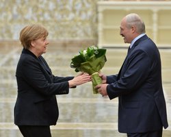 "Ужасный сигнал": Меркель раскритиковали за телефонный разговор с Лукашенко