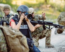 Украинские журналисты попали под обстрел под Бахмутом (видео)