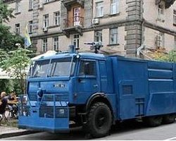 Накануне матча между Англией и Швецией в Киев завезли водометы