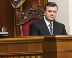 От Януковича потребовали отреагировать на памятник Сталину