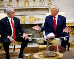 "Бомбят, как сумасшедшие": Трамп прокомментировал массированные атаки России по Украине (видео)