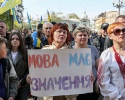 Скільки української молоді спілкується рідною мовою в побуті та на роботі: опитування