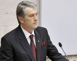 Ющенко наградил главу Конституционного суда огнестрельным оружием