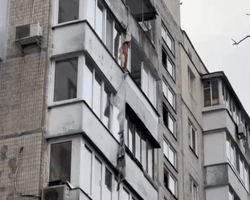 Комбінований удар по Києву: жителі пошкодженого будинку майстрували "канати" з ковдр (відео)