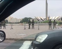 В центре Минска появились вооруженные автоматами военные