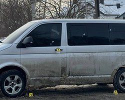 Стрілянина по авто ТЦК на Львівщині: поліція оголосила підозрюваного в розшук (фото)
