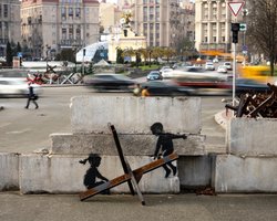 Формула британця. Яке послання українцям зашифрував Бенксі у графіті в Києві та Бородянці