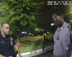 Полицейскому, который застрелил темнокожего в Атланте, может грозить смертная казнь