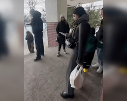 Лише для учнів: школа не пустила людей в укриття у Львові під час тривоги, — соцмережі (відео)