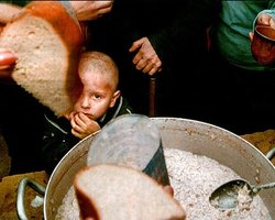 Голодающих гаитян разгоняют резиновыми пулями и слезоточивым газом, - The Times