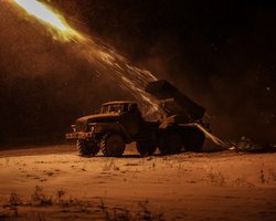 Росіяни масовано атакували Херсон із РСЗВ: поцілили у житлові квартали, у частині міста блекаут