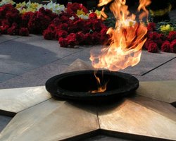 Янукович зажег Вечный огонь