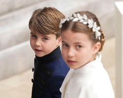 Принцесса Шарлотта и принц Луи трогательно держались за руки во время коронации дедушки (фото)