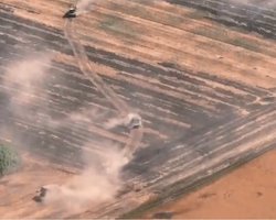 ВС РФ атаковали колонной БМП под Курском и застряли в собственных укреплениях (видео)