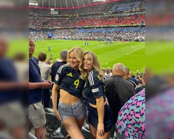 "Самая красивая британка": СМИ показали жен и девушек сборной Шотландии на Евро-2024 (фото)