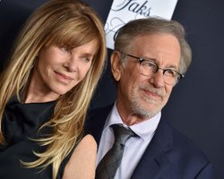 Спилберг и его супруга пожертвовали $1млн гуманитарной помощи Украине