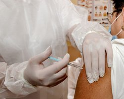 "Чем больше появляется штаммов COVID - тем менее эффективными становятся вакцины", - иммунолог