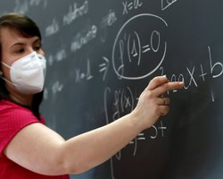 Все больше украинских педагогов проходят вакцинацию: обновленная статистика