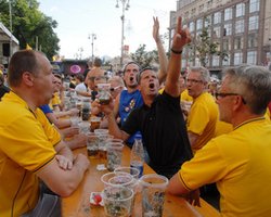 В киевской фан-зоне болельщики выпили полмиллиона литров пива