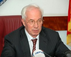 Азаров пообещал не повышать цены на газ
