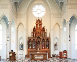 Чоловік вилив віскі у святу воду в церкві та закидав парафіян мандаринами (фото)