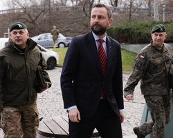 "Живут в пятизвездочных отелях": министр обороны Польши заявил об "усталости" от украинцев