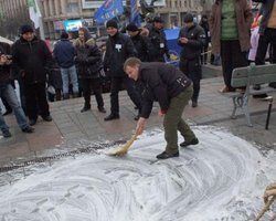 После Януковича и Азарова предприниматели помыли Майдан