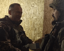 "Цугцванг врагу": Сырский посетил Бахмут и наградил защитников города новым отличием (видео)