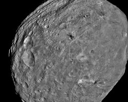 На астероиде Веста сфотографировали гигантского снеговика