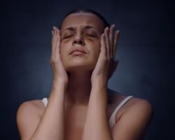 В новом клипе Alyona Alyona снялась женщина, которую избили в поезде