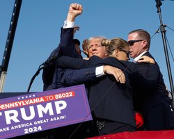 Трамп змінив портрет Обами на власний із зображенням замаху