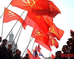 На Крещатике у коммунистов отбирают красные флаги