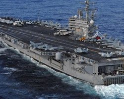 Авианосец США уплыл подальше от аварийной АЭС