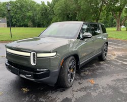 Заміна крила за $54000: електрокар Rivian вразив вартістю ремонту після дрібної ДТП (фото)