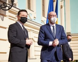 "Стою живой": Зеленский надеется на ускоренную вакцинацию украинцев