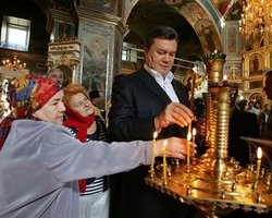 Янукович зажег поминальную свечу в память о чернобыльцах