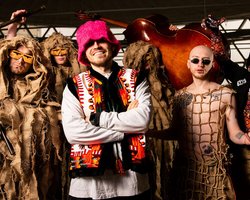 Kalush Orchestra вернулись в Украину и спели "Стефанию" с украинскими пограничниками (видео)