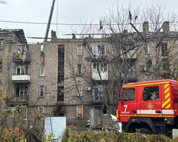 Удар по багатоповерхівці в Кам'янському: зруйновано цілий під'їзд, під завалами шукають людину (відео)