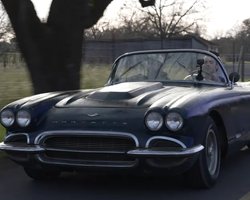 Класичний Chevrolet Corvette 60-х поїхав після 30 років простою надворі у наметі (відео)
