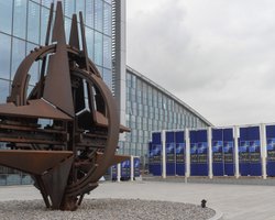 Незваный гость. Почему Украину не пригласили на саммит НАТО и о чем будут говорить за ее спиной