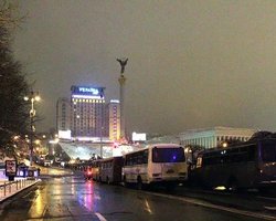 Палатки на Майдане заменяют аттракционами и елкой