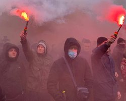 Сторонники Стерненко забросали фаерами Офис генпрокурора и разошлись (видео)