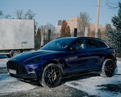 Сімейний суперкар: в Україні з'явився швидкісний 900-сильний кросовер Aston Martin (фото)