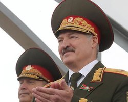 "С днем рождения, батя". Лукашенко поздравляют военкомы и Путин, а беларуски "выкатили гарбуза"