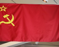 30% украинцев не обрадуются красным флагам в День Победы, - опрос